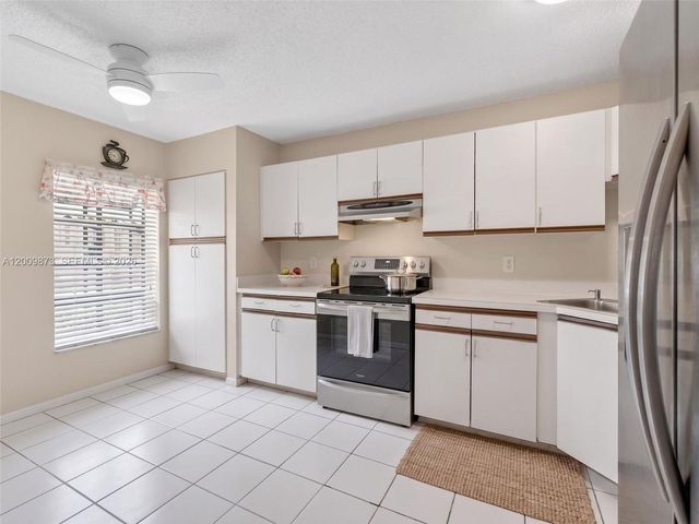 64 Meadows Dr, Boynton Beach, FL 33436