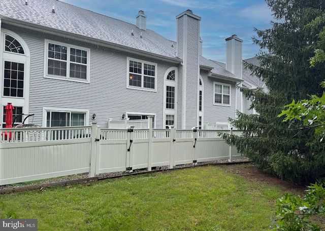 305 AMBERLEIGH DR, Pennington, NJ 08534