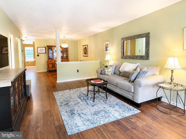 305 AMBERLEIGH DR, Pennington, NJ 08534