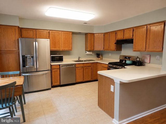 305 AMBERLEIGH DR, Pennington, NJ 08534