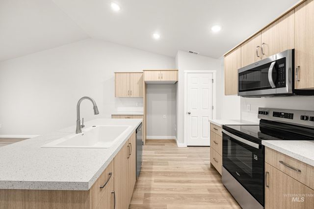 355 N Tideberry Ave, Kuna, ID 83634