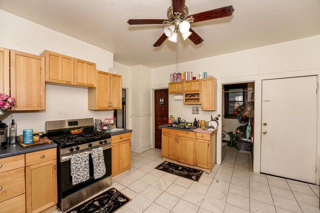 1825 N Astor STREET, Milwaukee, WI 53202