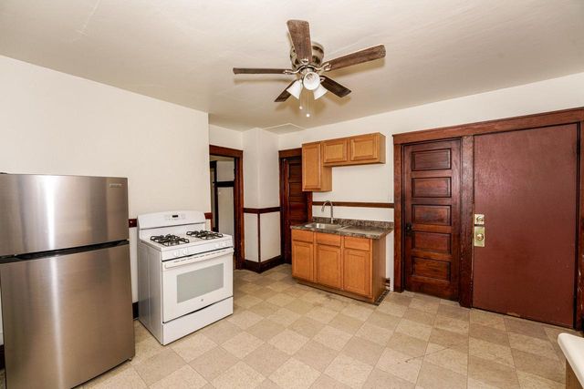 1825 N Astor STREET, Milwaukee, WI 53202