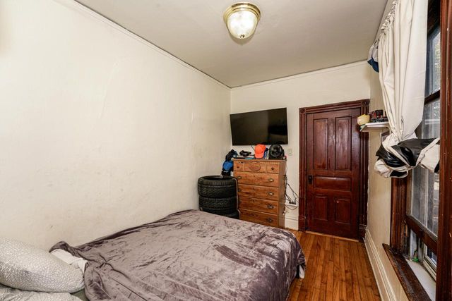 1825 N Astor STREET, Milwaukee, WI 53202