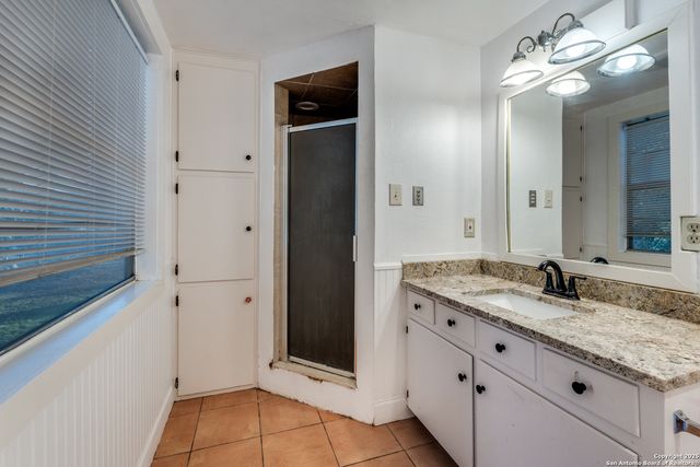 1005 E Blanco, Boerne, TX 78006