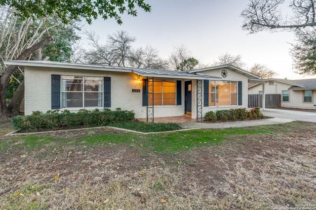 1005 E Blanco, Boerne, TX 78006