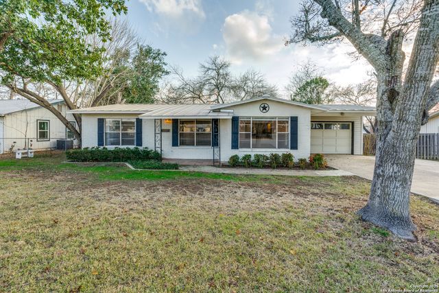 1005 E Blanco, Boerne, TX 78006