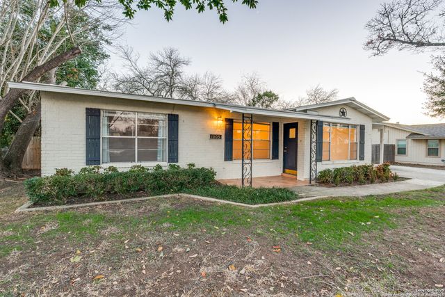 1005 E Blanco, Boerne, TX 78006