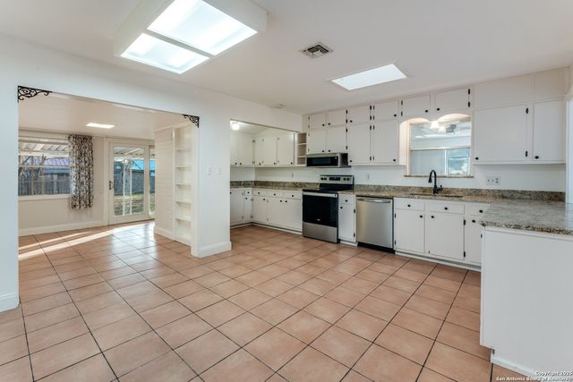 1005 E Blanco, Boerne, TX 78006