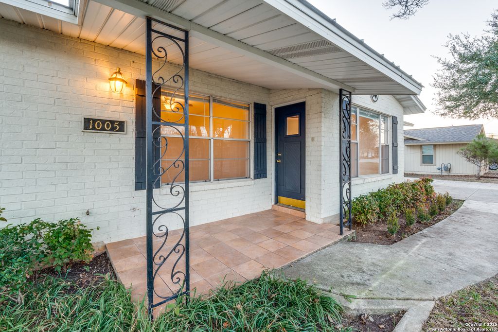 1005 E Blanco, Boerne, TX 78006