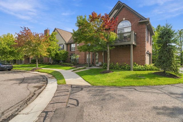28067 Carlton Way Drive, Novi, MI 48377