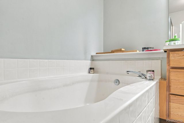 28067 Carlton Way Drive, Novi, MI 48377