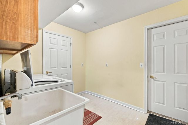 28067 Carlton Way Drive, Novi, MI 48377