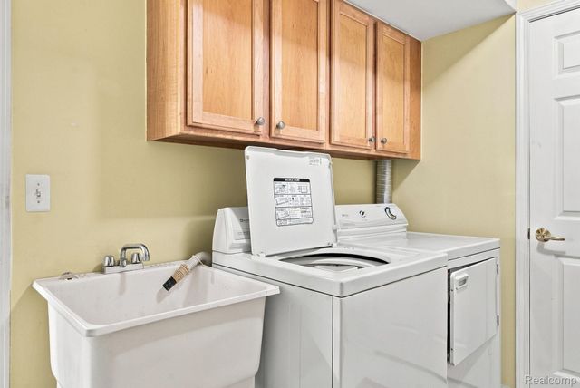 28067 Carlton Way Drive, Novi, MI 48377