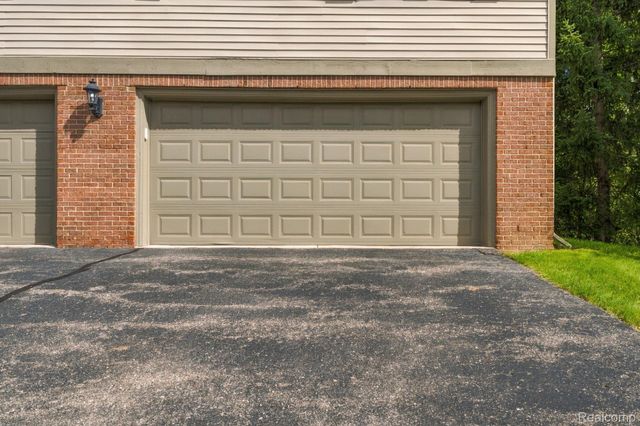 28067 Carlton Way Drive, Novi, MI 48377