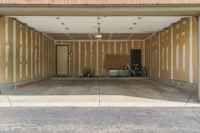 28067 Carlton Way Drive, Novi, MI 48377