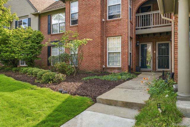 28067 Carlton Way Drive, Novi, MI 48377