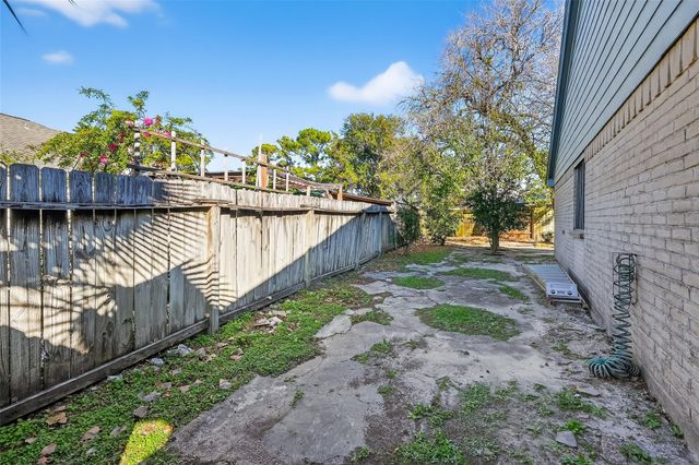 11322 Yorklyn Drive, Houston, TX 77066