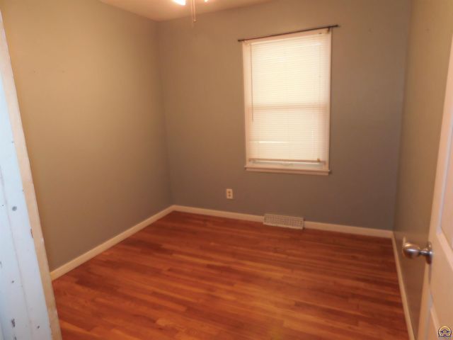 104 Dakota Ave, Holton, KS 66436