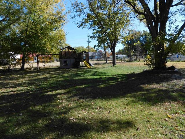 104 Dakota Ave, Holton, KS 66436