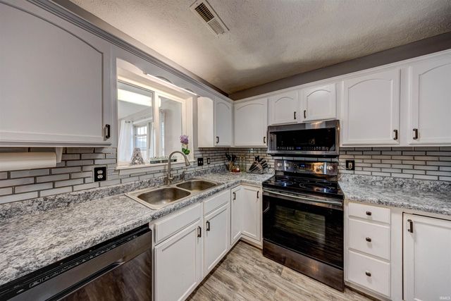 209 W Savannah Drive, Huntingburg, IN 47542