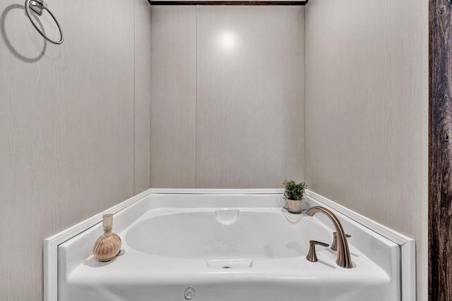 2206 Lipscomb RD, Moneta, VA 24121