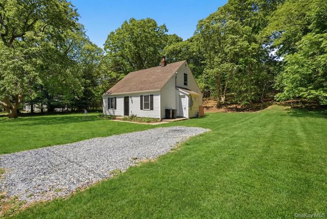 27 Lindner Place, Smithtown, NY 11787