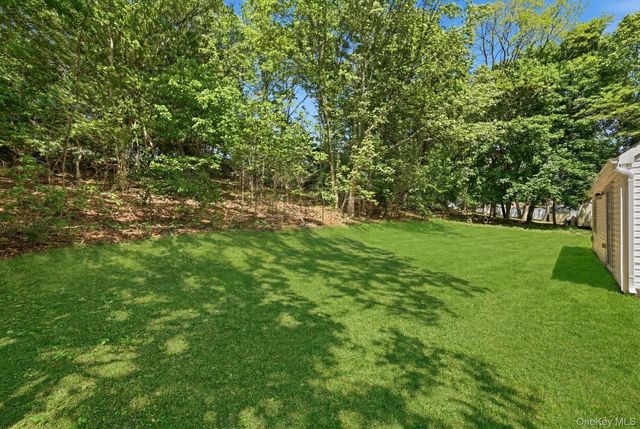 27 Lindner Place, Smithtown, NY 11787