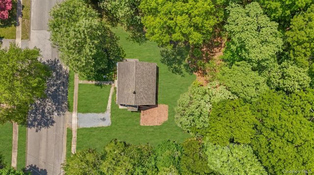 27 Lindner Place, Smithtown, NY 11787