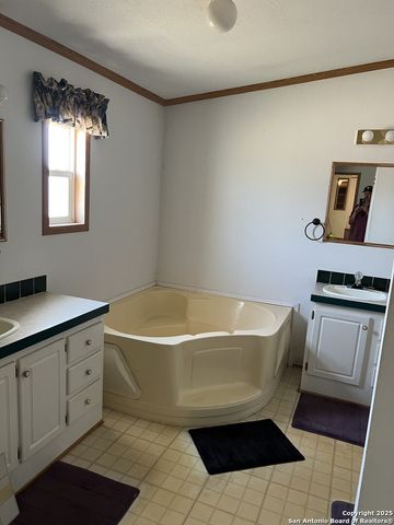 123 chapman, Pleasanton, TX 78064