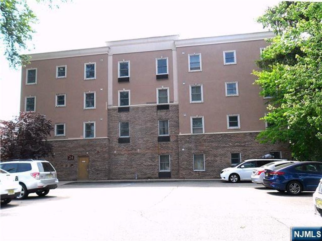 24 S William Street 403, Bergenfield, NJ 07621
