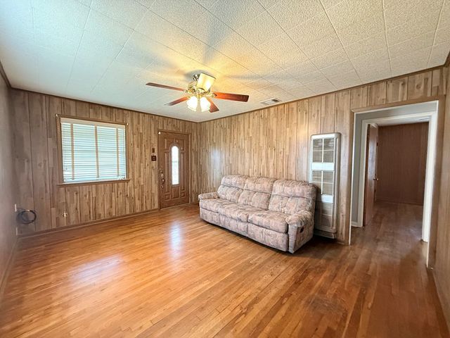 401 Barnett St, Kerrville, TX 78028