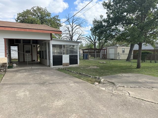 401 Barnett St, Kerrville, TX 78028