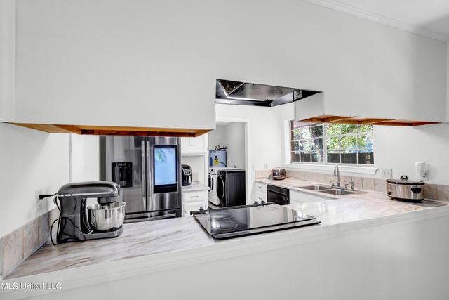 3411 Queen Elizabeth Drive, Ocean Springs, MS 39564