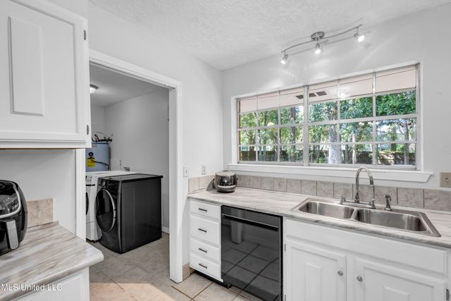 3411 Queen Elizabeth Drive, Ocean Springs, MS 39564