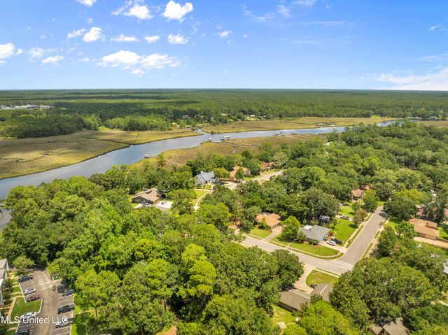 3411 Queen Elizabeth Drive, Ocean Springs, MS 39564