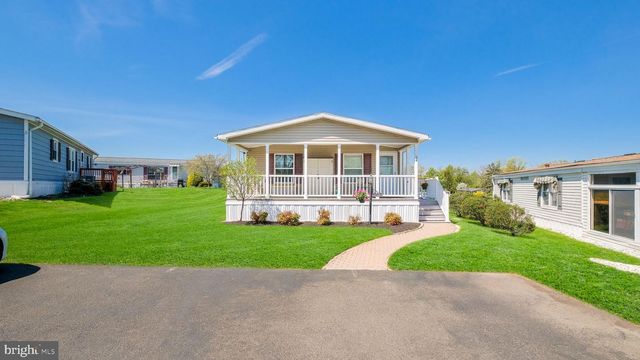 54 NESHAMINY FALLS CIR, North Wales, PA 19454