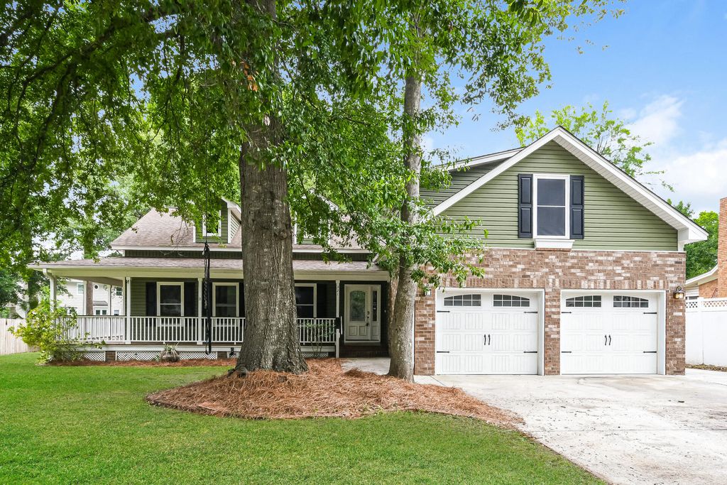 Image 1 of property listing at 321 Eastover Circle, Summerville, SC 29483