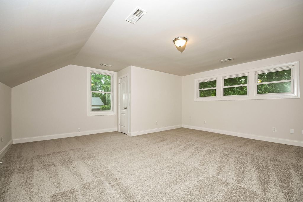Image 13 of property listing at 321 Eastover Circle, Summerville, SC 29483