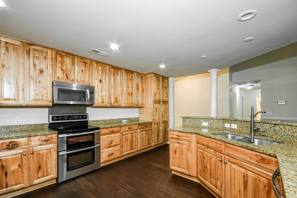 Image 2 of property listing at 321 Eastover Circle, Summerville, SC 29483