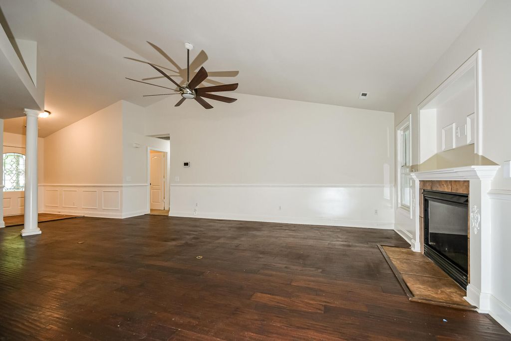 Image 3 of property listing at 321 Eastover Circle, Summerville, SC 29483