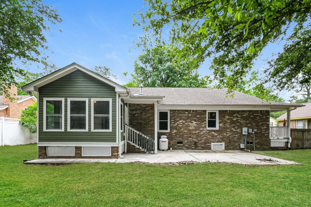 Image 5 of property listing at 321 Eastover Circle, Summerville, SC 29483
