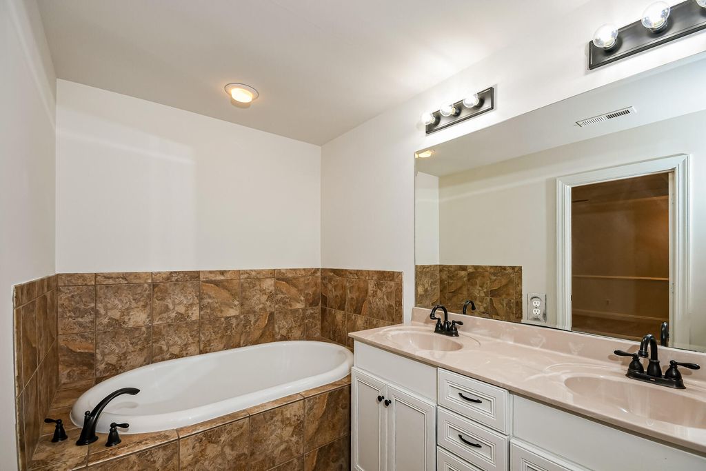 Image 9 of property listing at 321 Eastover Circle, Summerville, SC 29483