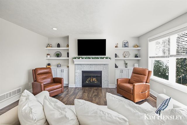 6343 Bentley Drive, Belmont, MI 49306
