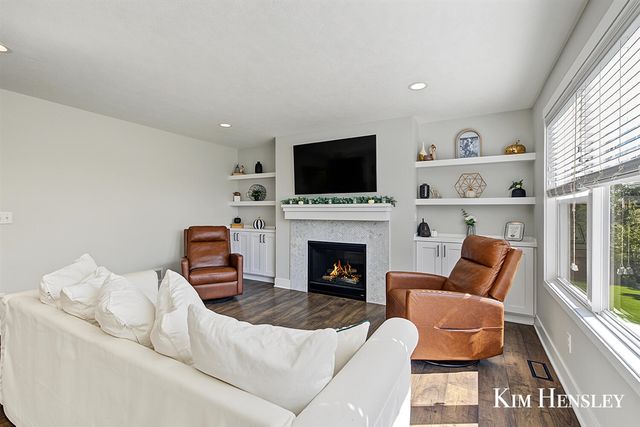 6343 Bentley Drive, Belmont, MI 49306