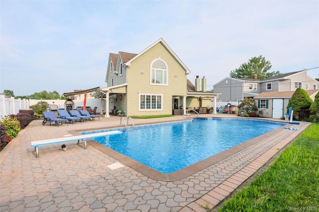 71 Swing Lane, Levittown, NY 11756