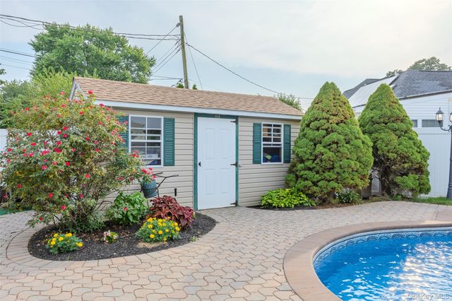 71 Swing Lane, Levittown, NY 11756