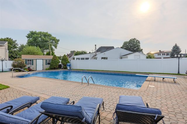71 Swing Lane, Levittown, NY 11756