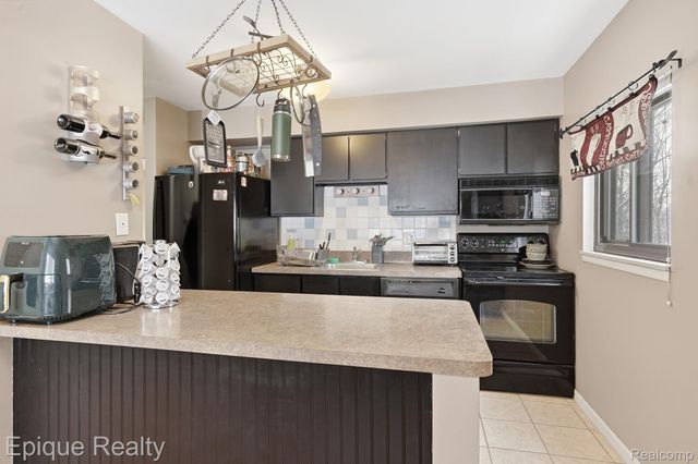 521 Carberry Hill, Brighton, MI 48116