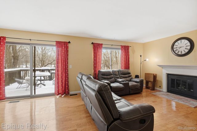 521 Carberry Hill, Brighton, MI 48116